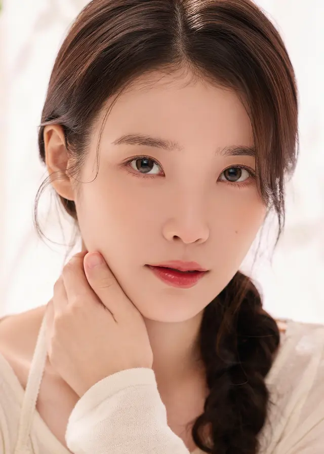 실리콘 하이드로겔 렌즈를 착용한 모델
